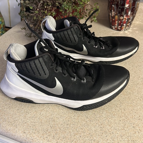 Nike Other - Nike Air Versatile Basketball Shoes Mens Sneakers Black White